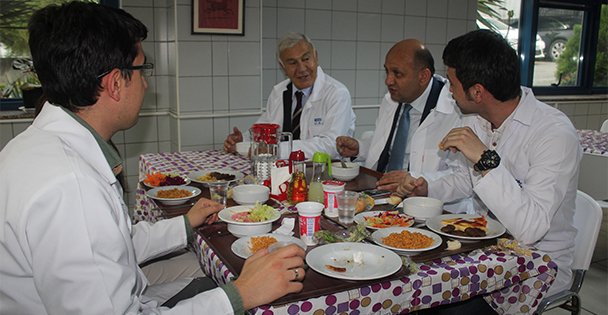İşçilerle yemek yedi!