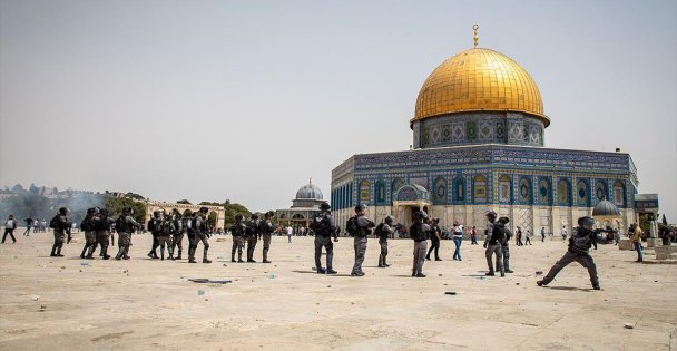 İsrail polisi cuma namazı sonrası Mescid-i Aksa'daki cemaate ses bombalarıyla saldırdı