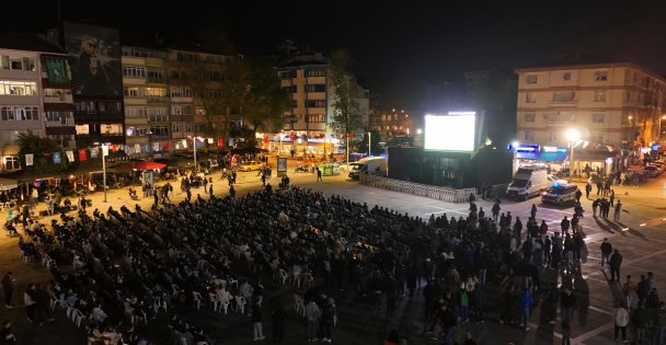 İzmit Kent Meydanı'nda yer Yeşil, gök Siyah