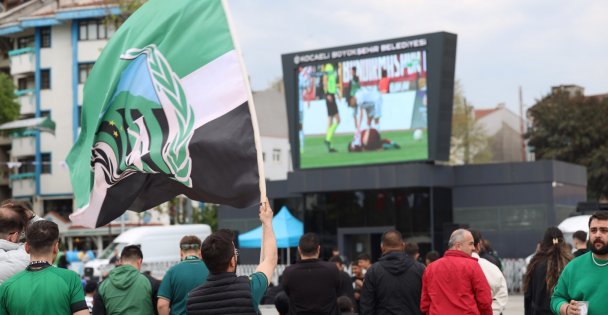 İzmit Kent Meydanı'nda Yeşil-Siyah heyecan