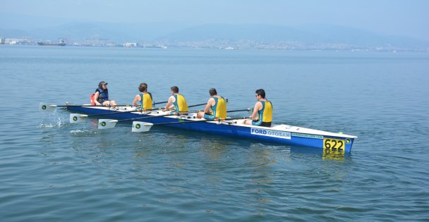 İzmit Körfezi'nde Kürekçilerin Kıyasıya Mücadelesi İkinci Gününde Tüm Hızıyla Sürüyor