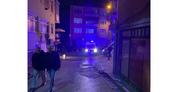 İzmit'te 4 katlı binada çıkan yangında 2 kişi dumandan etkilendi