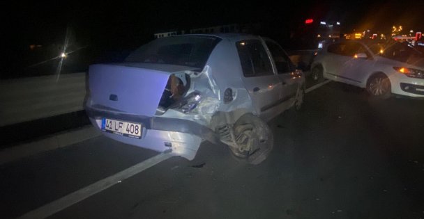 İzmit'te iki otomobil çarpıştı