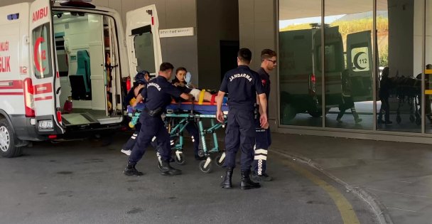 Jandarma personeli meslektaşı tarafından kazara bacağından vuruldu