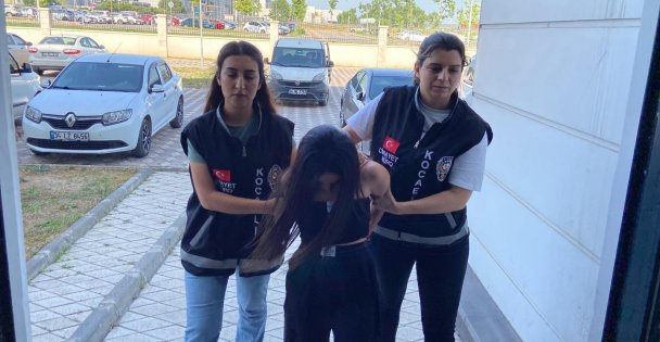 Kadın maganda genç kızlara dehşeti yaşattı: 