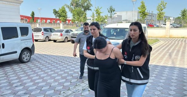 Kadın maganda genç kızlara dehşeti yaşattı: 