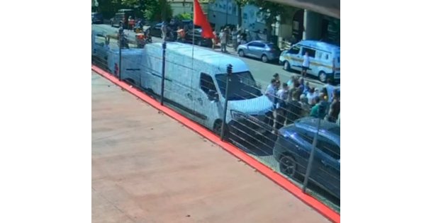 Kadın muhabire görevi başında linç girişimi kamerada: 