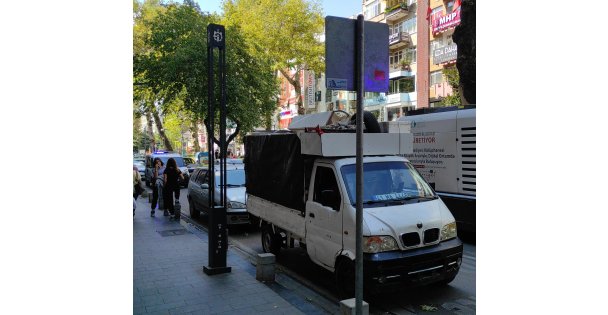 Kağıt toplayıcısı kamyonetin kasasından düştü