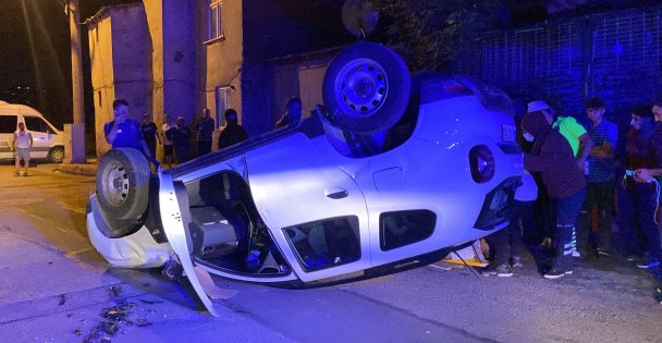 Kaldırıma çarpan araç takla attı: 1 yaralı