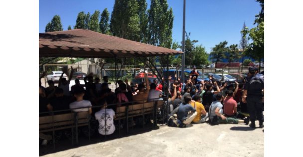 Kamyon kasasında 103 kaçak göçmen yakalandı