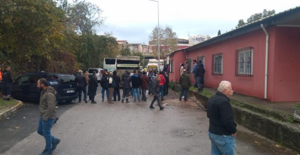 Kamyonetin altında kalan yaşlı adamı hayata döndürmek için zamanla yarıştılar