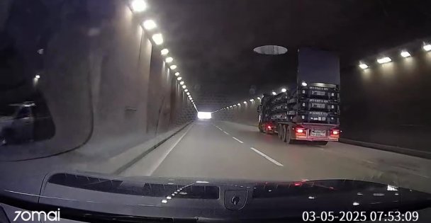 Kapağı açık unutulan kamyon tünele çarptı