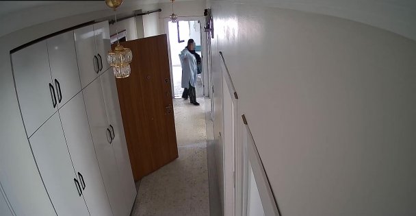 Kapıyı tıklatıp eve giren soyguncu kadınlar, kamerayı görünce panikledi