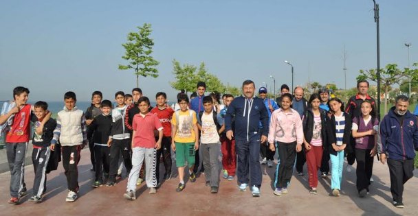 Karabacak gençlerle yürüdü