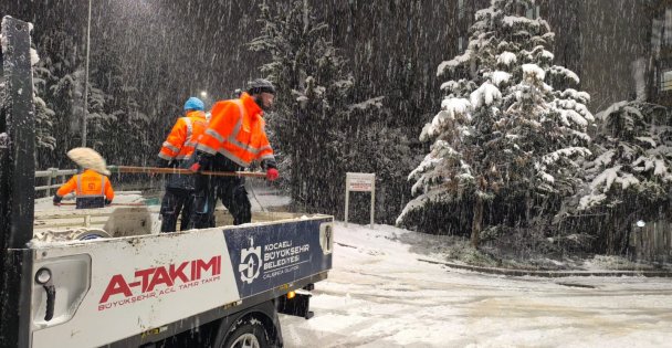 Karla mücadele çalışmasına 1.200 personel ve 354 araç katılıyor; Büyükşehir, karla mücadelede 7/24 görevde