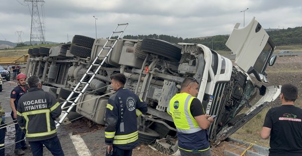 Karpuz yüklü tır devrildi: 1 ölü, 3 yaralı