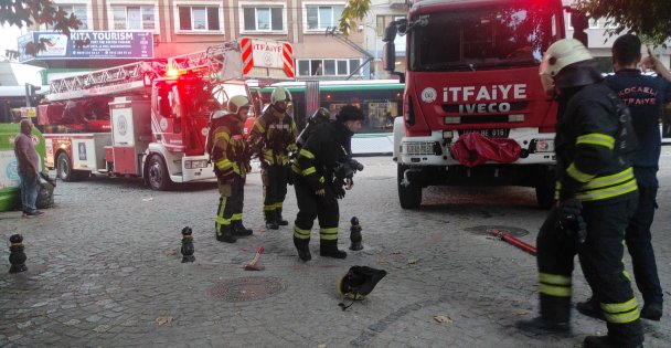 Karşı binada yangın çıktı, öğrenciler aldırış etmeden soru çözdü