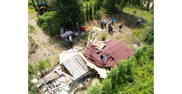 Kartepe'de kaçak bungalovlar yıkıldı