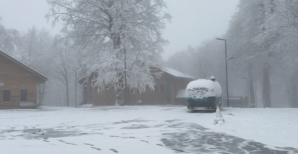 Kartepe'ye lapa lapa kar yağdı
