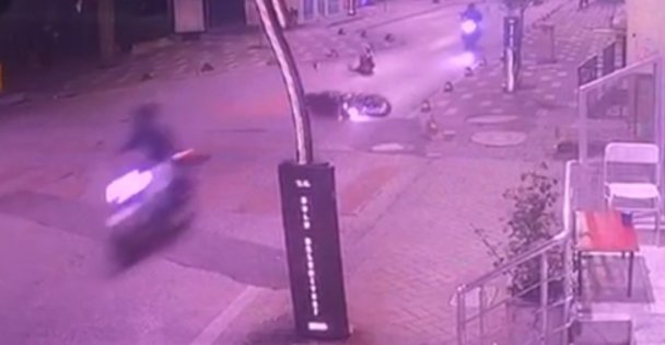 Kasksız sürücü motosikletten düştü, kafasını kaldırıma çarptı