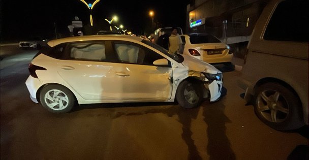 Kavşakta iki otomobil çarpıştı: 2 yaralı