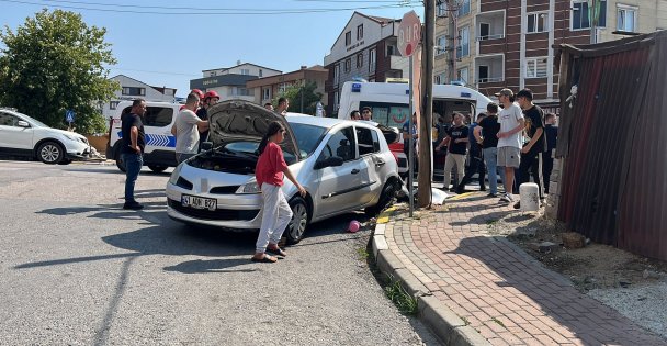 Kavşakta Kaza Yapan Otomobil Ortalığı Birbirine Kattı: 2'Si Yaya 4 Yaralı