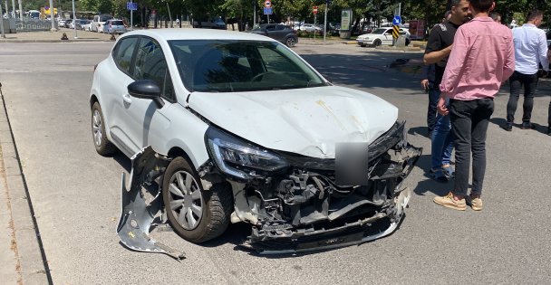 Kavşakta Otomobiller Çarpıştı: 3 Yaralı