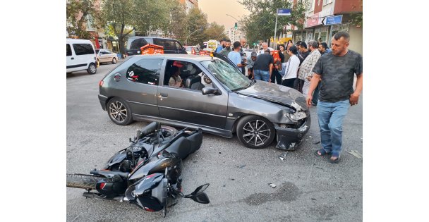 Kaza yapan motosikletli ehliyeti olmadığı için hastaneye gitmeyi reddetti