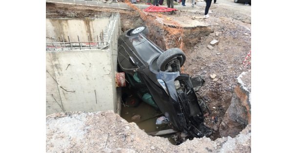 Kaza yapmamak için direksiyonu kırdı, çukura düştü
