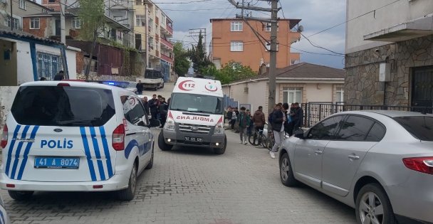 Kazada otomobil yokuştan aşağı savrularak bina duvarına çarptı
