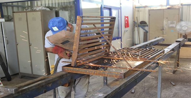 Kendi göbeğini kendisi kesiyor!