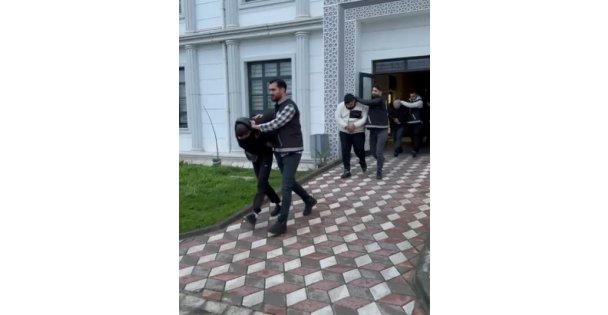 Kendilerini savcı ve polis olarak tanıttıkları iki vatandaşı 3 milyon TL dolandırdılar