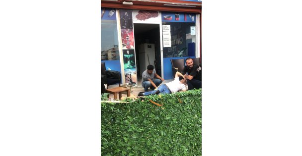 Kendisine tokat atan kişiyi bacaklarından vurdu