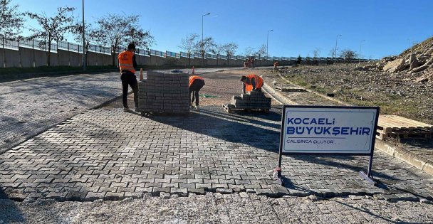 Kilitli parke taşları kilim dokur gibi işleniyor