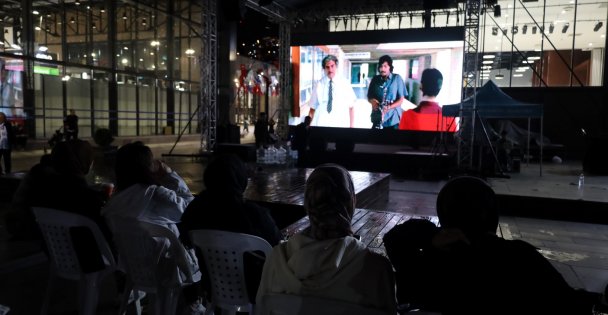 Kitap Fuarı'nda sinema keyfi sürüyor