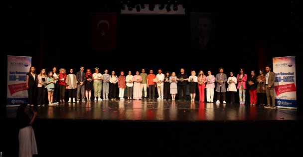 KO-MEK kursiyerlerine sahnede tam not