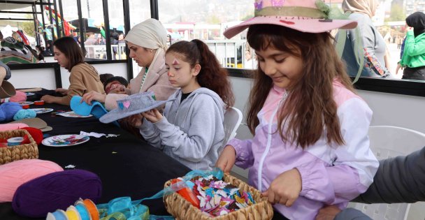 KO-MEK'te 23 Nisan coşkusu renkli şapkalara yansıdı