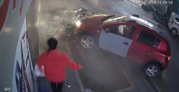 Kocaeli - Alkollü sürücünün kullandığı otomobil kaldırmada yürüyen çocuğa çarptı; Kaza anı kamerada