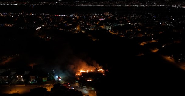 Kocaeli Başiskele'de çalılık alanda çıkan yangın geceyi aydınlattı