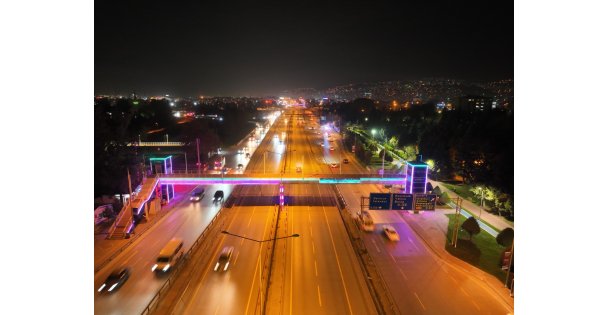 Kocaeli Bilişim Fuarı'nın renkleri üst geçitlerde