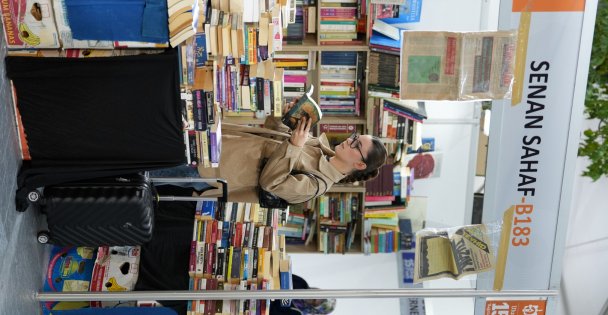Kocaeli Kitap Fuarı'nda okurlar, kitapların çeşitlerinden memnun