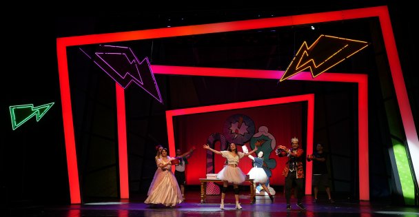 Kocaeli Şehir Tiyatroları gururla sunar