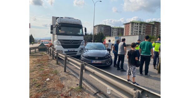 Kocaeli TEM Otoyolu'nda 4 araçlı zincirleme kaza