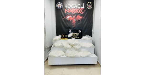 Kocaeli TEM Otoyolunda durdurulan tırda zulalanmış 775 bin uyuşturucu hap ele geçirildi