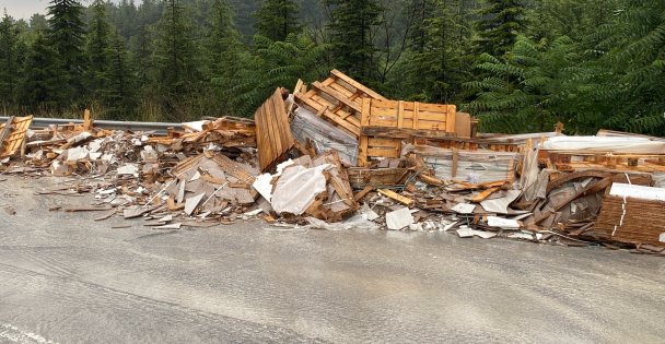 Tem Otoyolu'nda Seramik Yüklü Tırın Kasası Devrildi, Trafik Durma Noktasına Geldi
