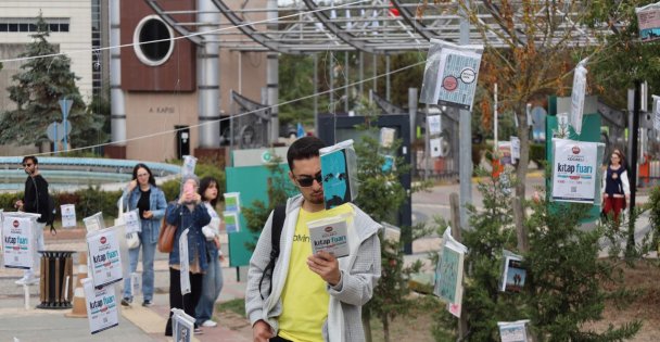 Kocaeli Üniversitesi'nde kitaplar dalından toplandı