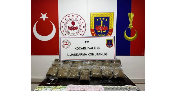 Kocaeli'de 2 araçta 23 kilo bonzai ele geçirildi