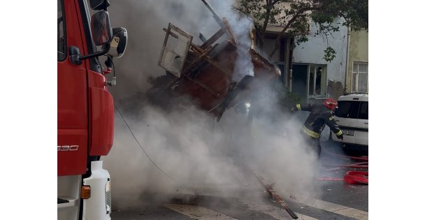 Kocaeli'de 2 ev alev alev yandı: Yanan ahşap ev duvarı 2 itfaiye erinin üzerine düştü