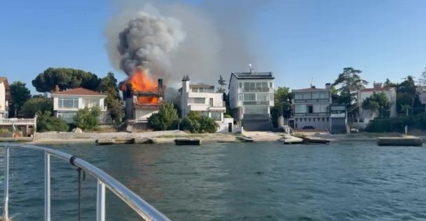 Kocaeli'de 2 katlı yalı cayır cayır yandı