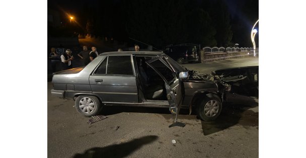 Kocaeli'de 2 otomobil çarpıştı: 2 yaralı